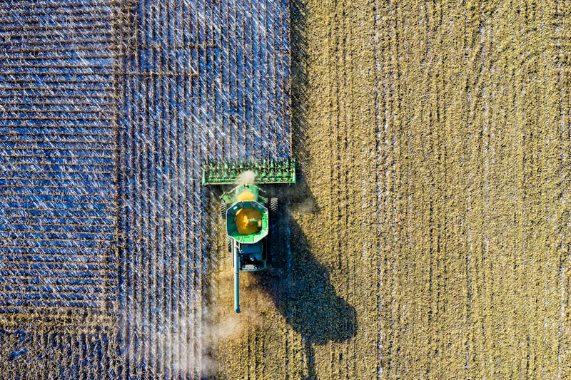 Moteur de tracteur agricole en entretien