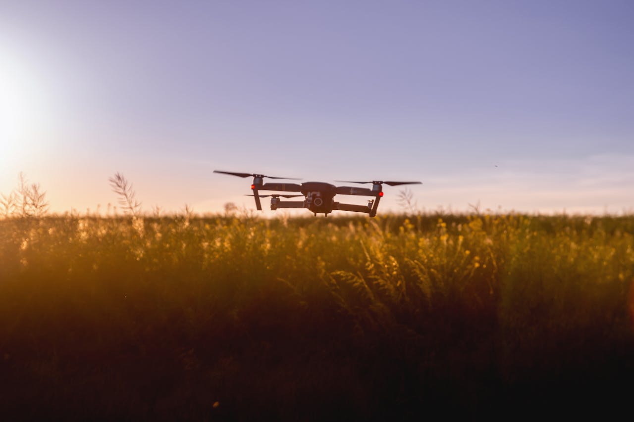 Drone agricole en vol au-dessus d'une parcelle viticole