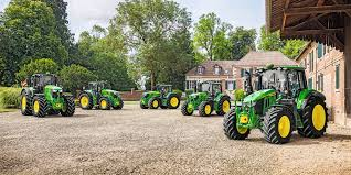 Tracteur John Deere de la série 6M au travail