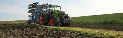 Tracteur Fendt 900 Vario attelé à un outil de travail du sol