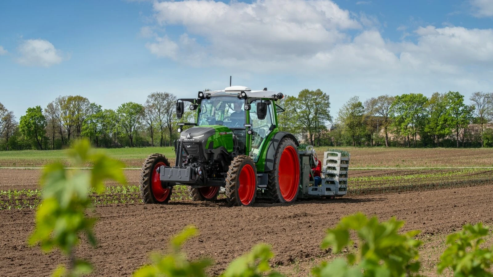 Tracteur Fendt e100 électrique au travail sur une planche de cultures maraîchères