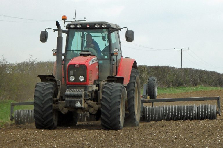 Tracteur tirant un rouleau Cambridge lors du rappui d'un lit de semence