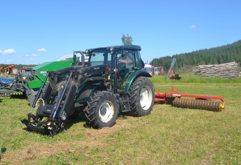 Rouleau Cambridge porté attelé à un tracteur